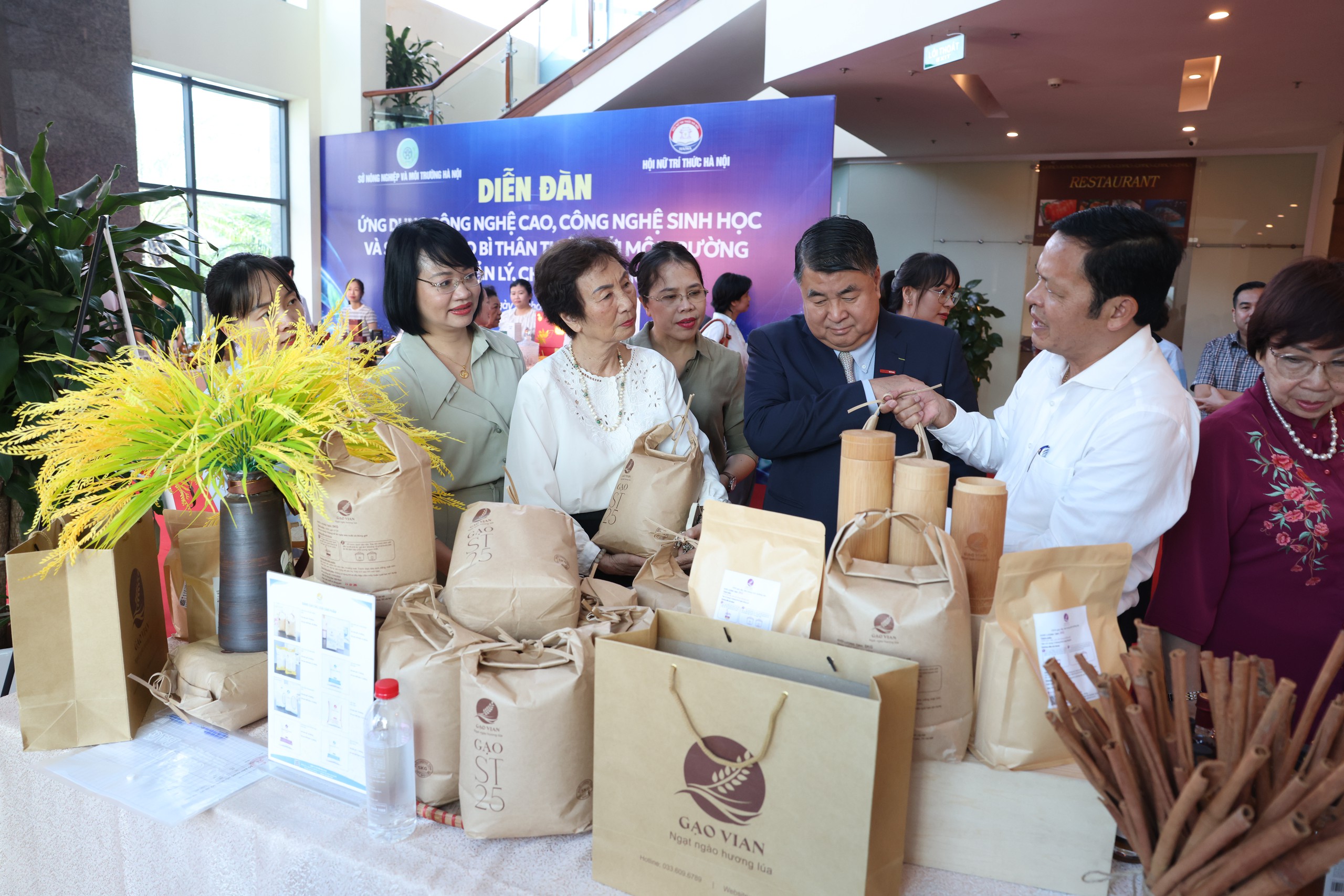 GẠO VIAN THAM GIA TRƯNG BÀY SẢN PHẨM TẠI DIỄN ĐÀN ỨNG DỤNG CÔNG NGHỆ CAO, CÔNG NGHỆ SINH HỌC VÀ SỬ DỤNG BAO BÌ THÂN THIỆN VỚI MÔI TRƯỜNG TRONG QUẢN LÝ, CHẾ BIẾN NÔNG SẢN